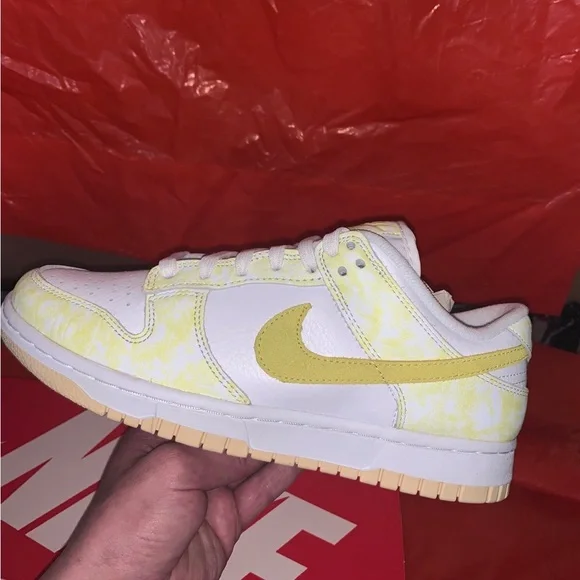 Womens Nike Dunk Low OG Yellow Strike / Yellow Strike 8W / 6.5M DM9467-700 - Picture 3 of 4
